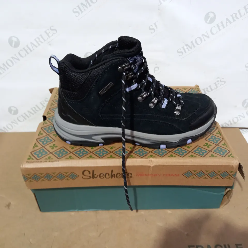 BOXED PAIR OF SKECHERS BLACK BOOTS- SIZE 6