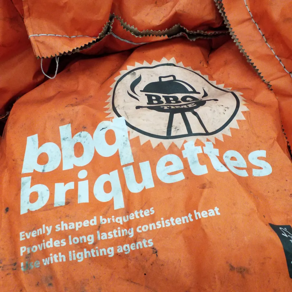 PALLET CONTAINING APPROXIMATELY 104 BAGS OF BBQ BRIQUETTES & INSTANT LIGHT CHARCOAL 
