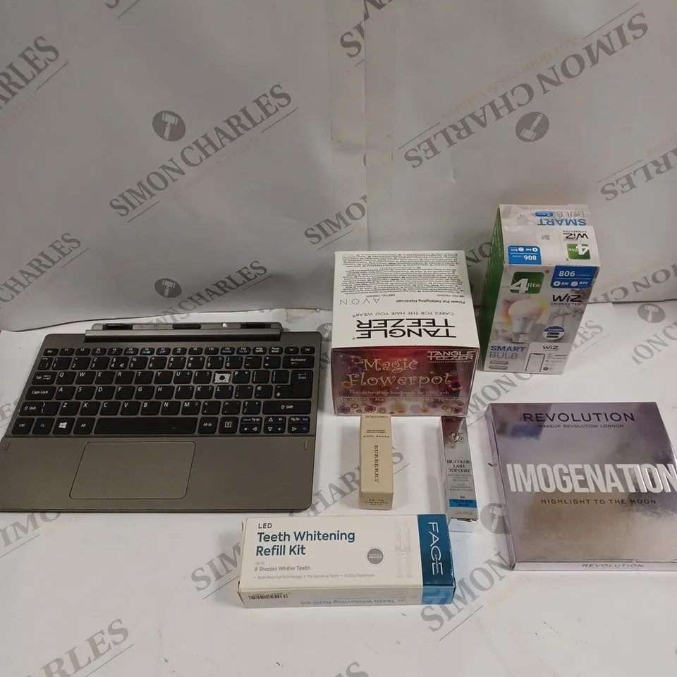 APPROXIMATELY 15 ASSORTED HOUSEHOLD & BEAUTY PRODUCTS TO INCLUDE SMART BULBS, TEETH WHITENING KIT, LIPSTICK ETC 