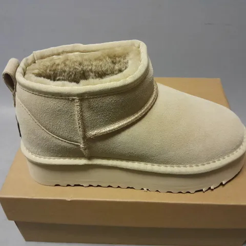 BOXED PAIR OF UGGS WOMENS CLASSIC ULTRA MINI BOOTS IN SAND - UK 4