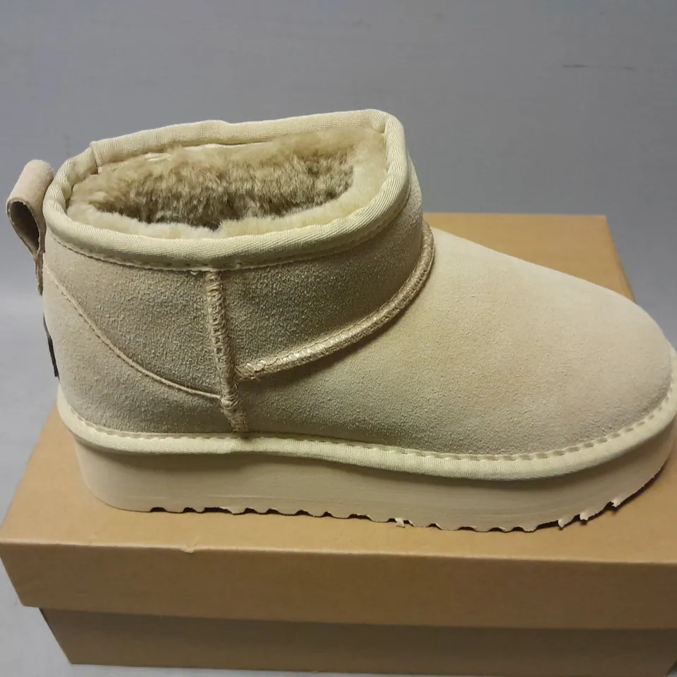 BOXED PAIR OF UGGS WOMENS CLASSIC ULTRA MINI BOOTS IN SAND - UK 4