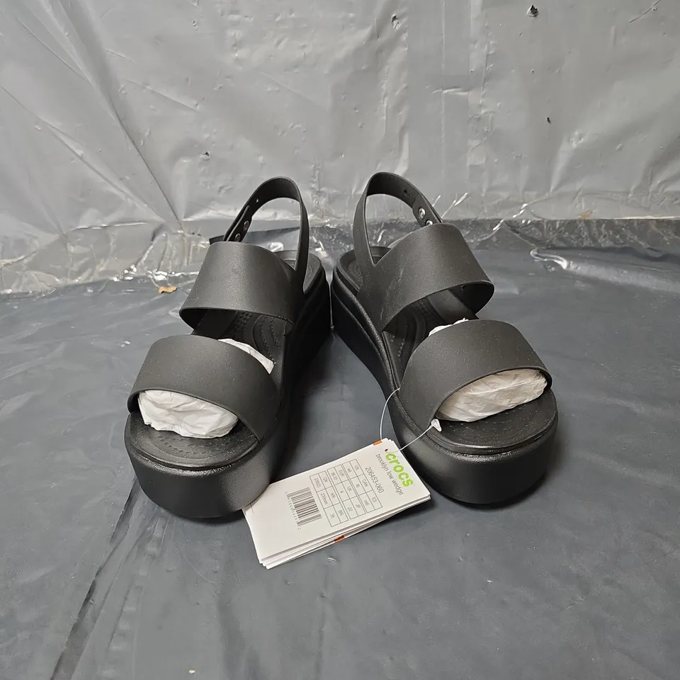 CROCS PLATFORM SANDALS - BLACK - SIZE 4