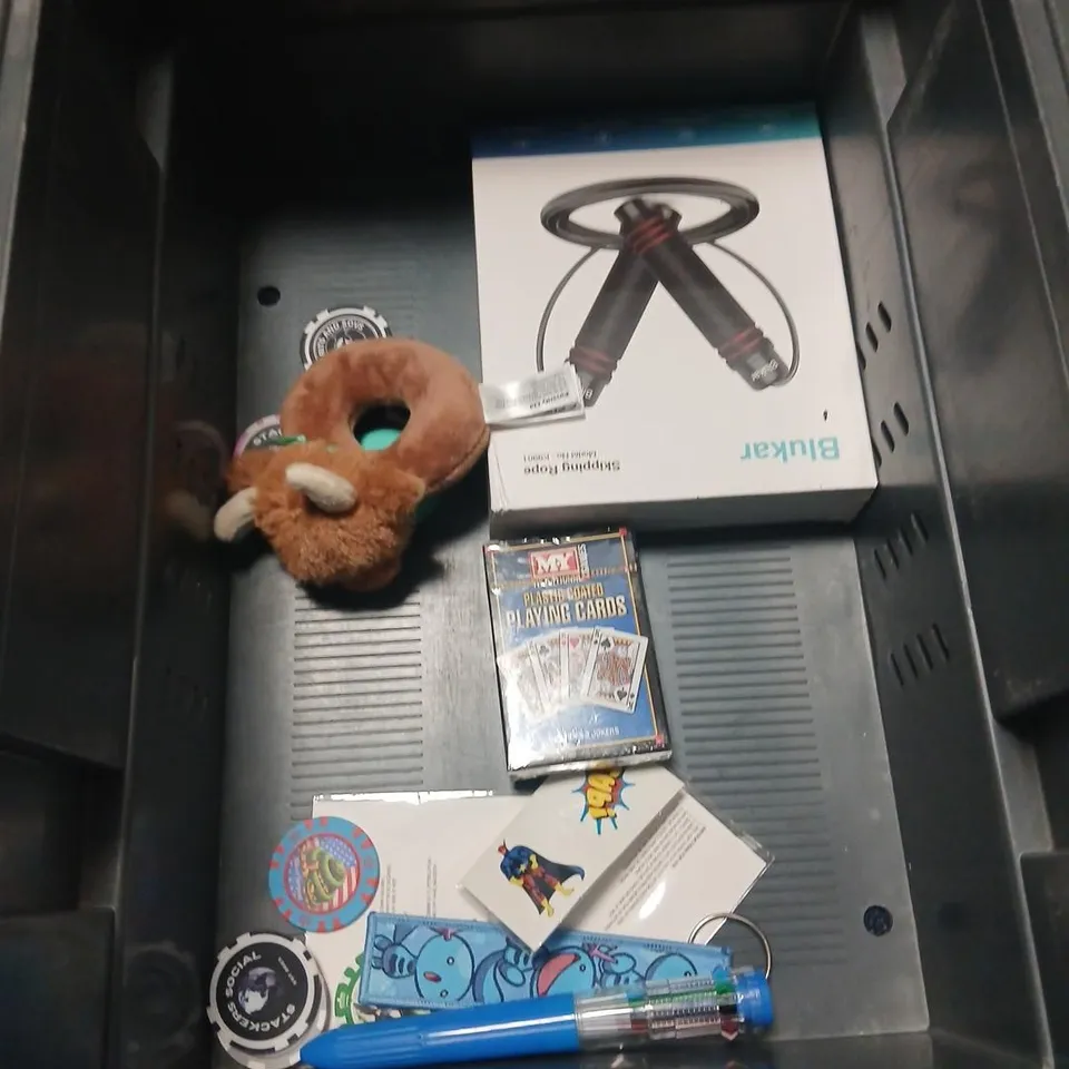 LARGE QUANTITY OF ASSORTED TOYS AND ACCESSORIES TO INCLUDE; BLUKER SKIPPING ROPE, MINI PAPER THEATRE, FUN STICKERS AND PLAYING CARDS