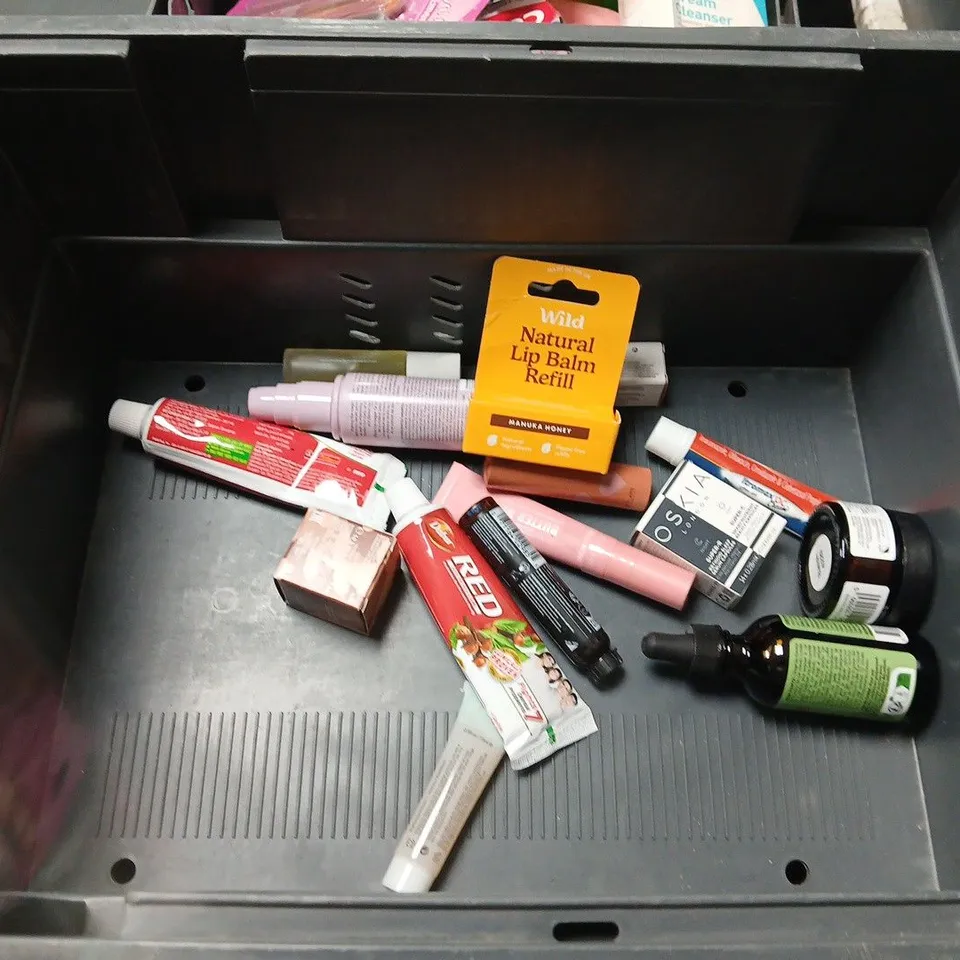 APPROXIMATEY 20 ASSORTED HEALTH AND BEAUTY PRODUCTS TO INCLUDE L'OREAL CONDITIONER, BABY SOAP AND PLOUISE HAND CREAM