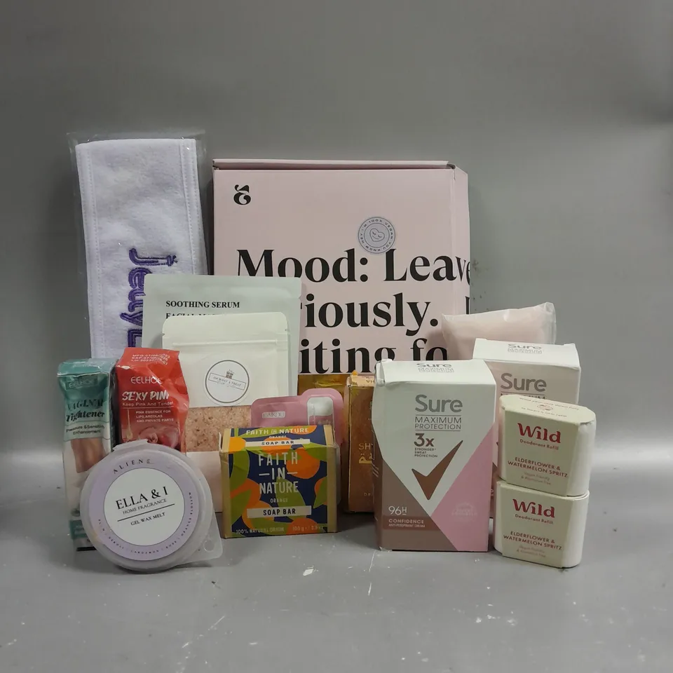 LOT OF 15 ASSORTED HEALTH AND BEAUTY PRODUCTS TO INCLUDE ESTRID VEGAN STARTER KIT, SURE MAXIMUM PROTECTION DEODRANT (45ML), FAITH IN NATURE ORANGE SOAP BAR (100G), ETC. 