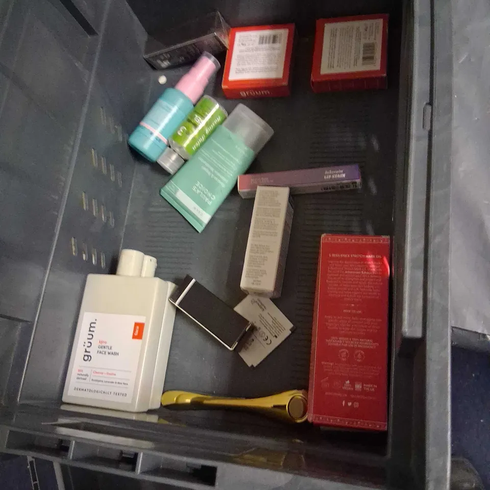 APPROXIMATELY 20 ASSORTED HEALTH AND BEAUTY PRODUCTS TO INCLUDE; DOVE, REFY, HOYGI AND PANTENE