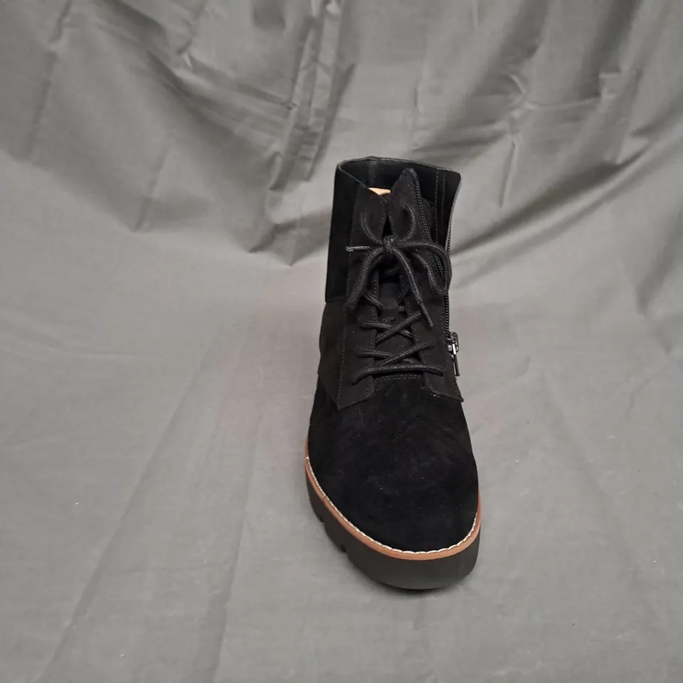 PAIR OF VIONIC LARSON LACE UP BOOTS IN BLACK SIZE 5