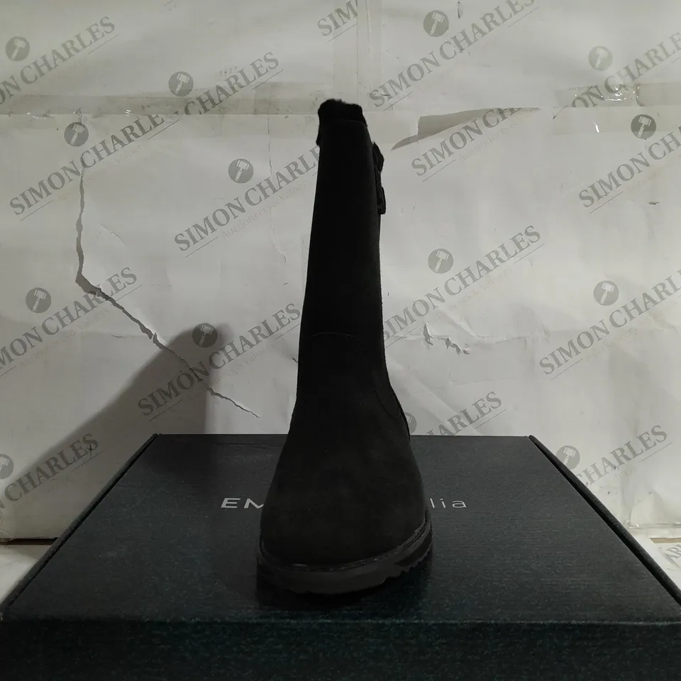 BOXED PAIR OF EMU AUSTRAILIA ELECTRA BLACK BOOTS - SIZE 6