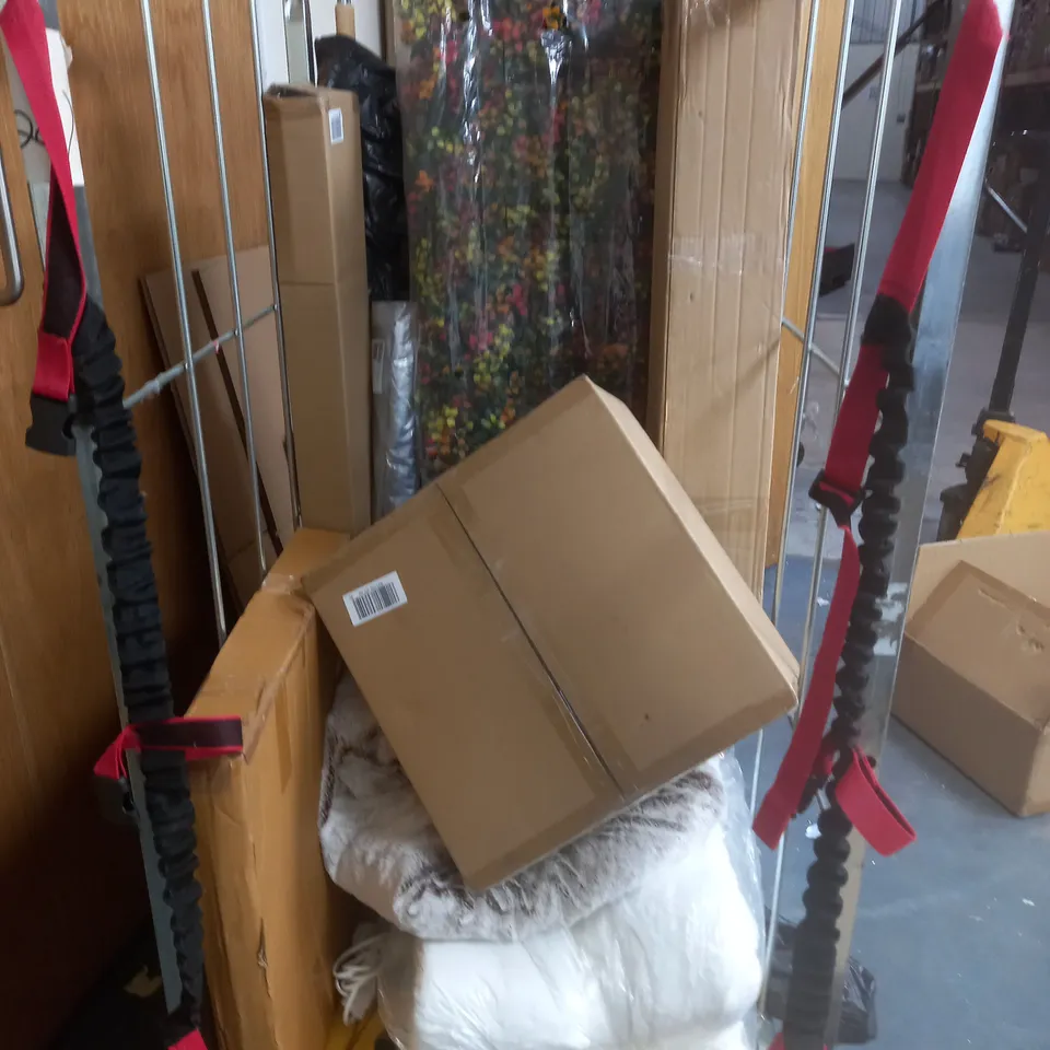 CAGE OF 10 ASSORTED HOMEWARE ITEMS TO INCLUDE KELLY HOPPEN FAUX FUR THROW, ANTI-AGEING LIFTING FIRMING FACE TOOL, AND OUTDOOR LIGHTS ETC. 