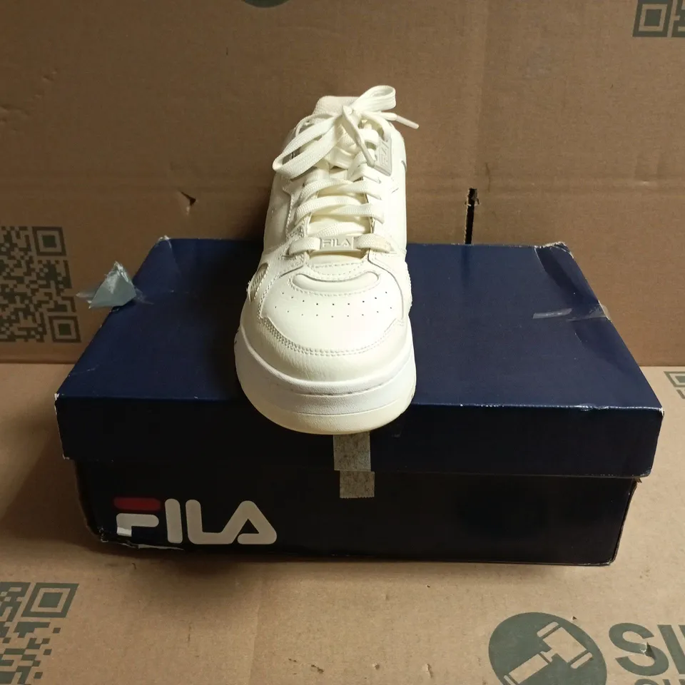 BOXED PAIR OF FILA TERATACH 600 TRAINERS IN WHITE SIZE UK 7
