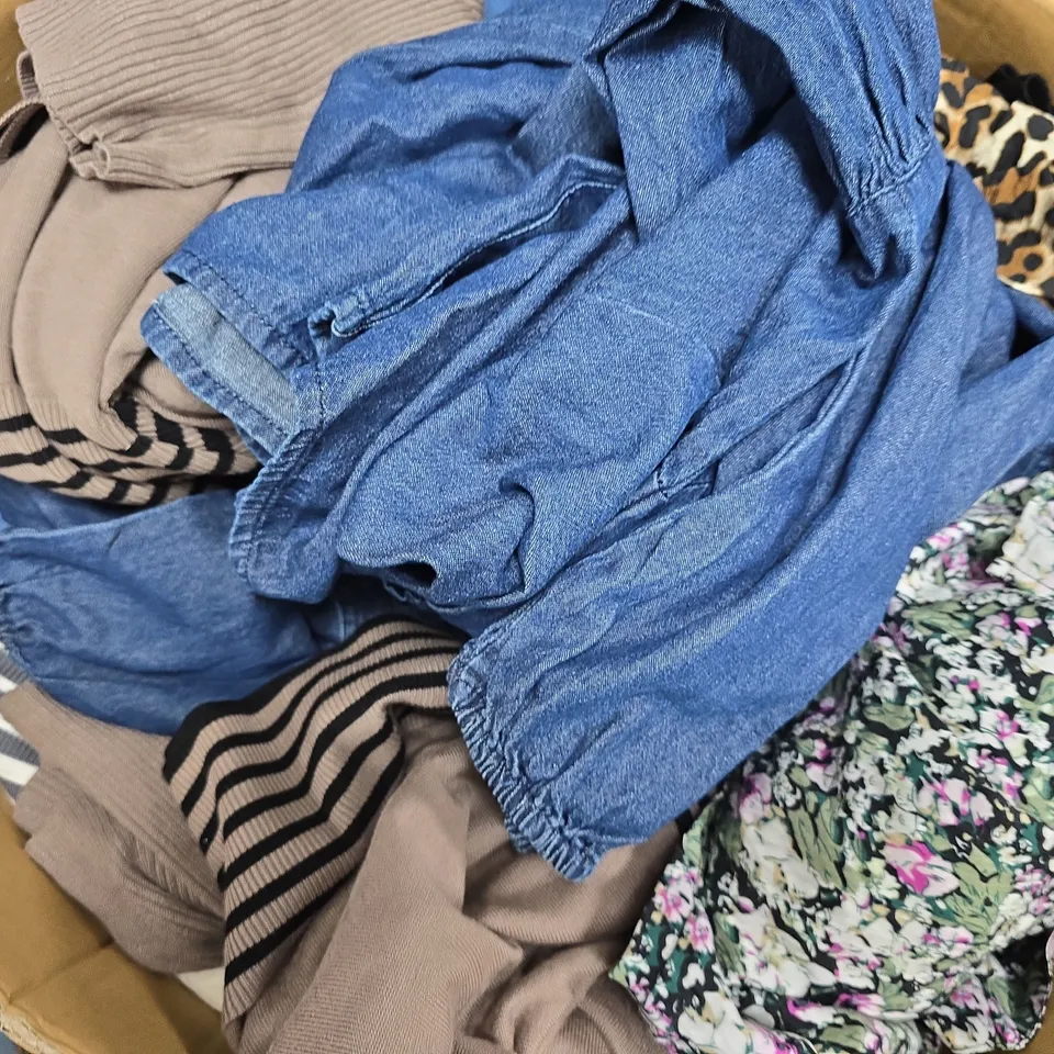 APPROXIMATELY 15 ASSORTED CLOTHING ITEMS IN VARIOUS STYLES, SIZES & COLOURS ETC