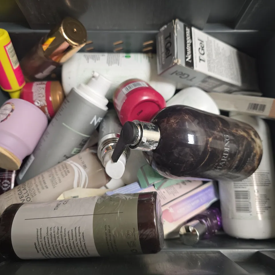 APPROXIMATELY 15 ASSORTED HEALTH & BEAUTY PRODUCTS TO INCLUDE OUAI, KIEHL'S AND BAYLIS AND HARDING 