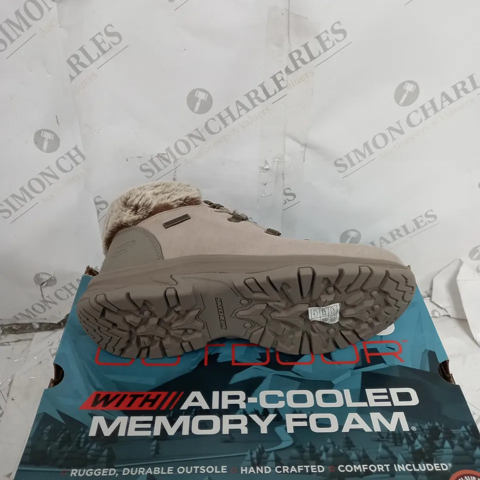 BOXED PAIR OF SKECHERS TREGO LACE UP FAUX FUR CUFF WATERPROOF BOOT TAUPE - SIZE 6