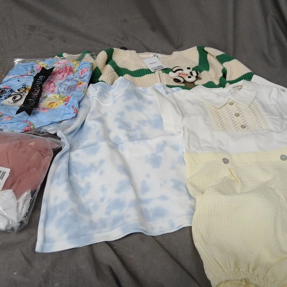 APPROXIMATELY 25 ASSORTED KIDS CLOTHING ITEMS IN VARIOUS STYLES, SIZES & COLOURS TO INCLUDE T-SHIRTS, DRESS, CARDIGAN, ETC