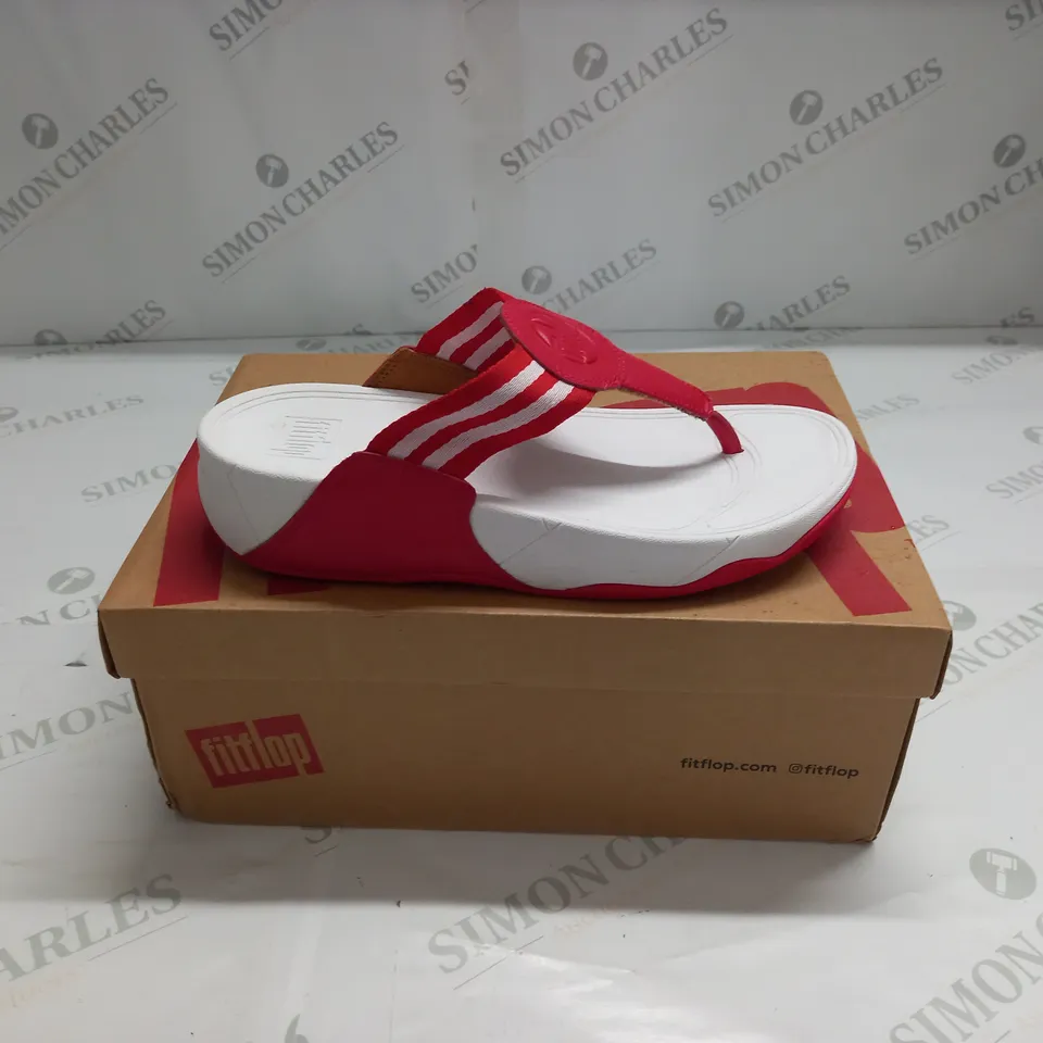 BOXED FIT FLOP WALKSTAR TOE-POST SANDALS IN RED - UK 5