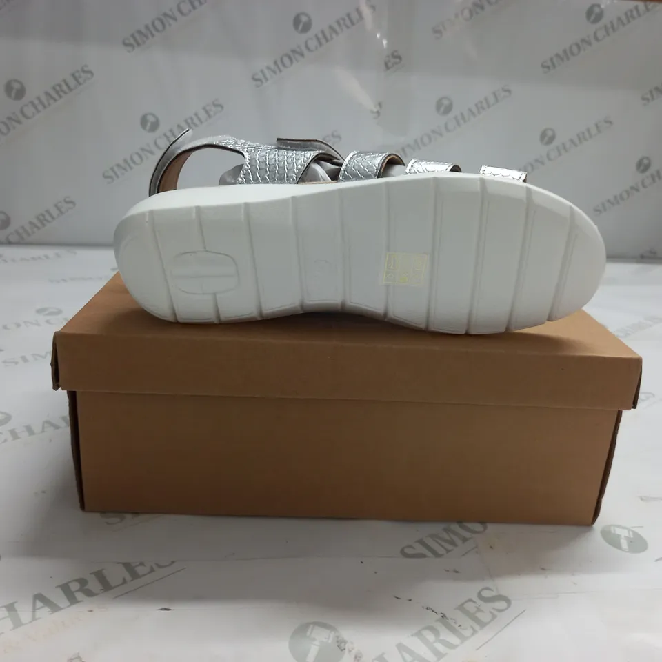 BOXED PAIR OF CUSHION WALK ONE TOUCH CLOSE SANDALS IN SILVER - SIZE 5