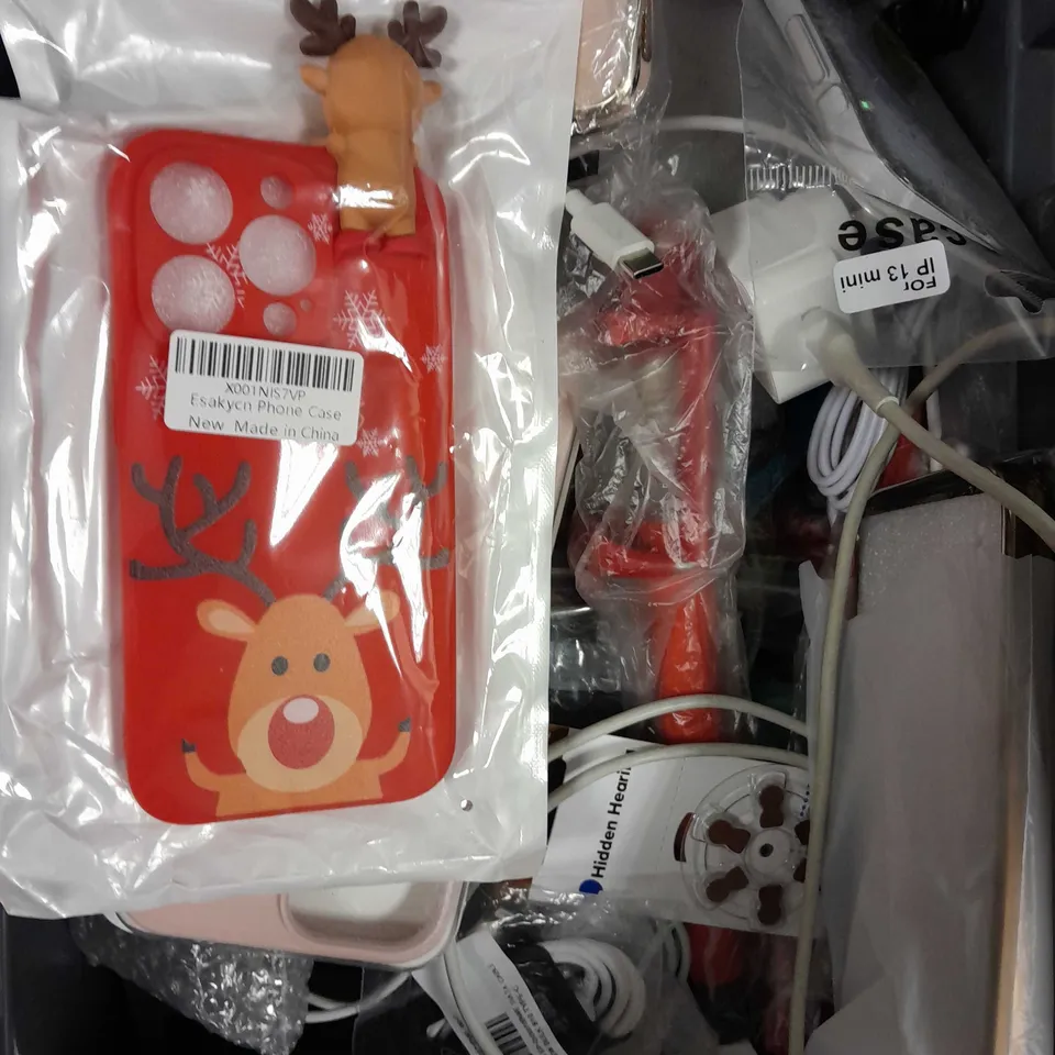 APPROXIMATELY 30 ASSORTED SMARTPHONE/TABLET ACCESSORIES TO INCLUDE PROTECTIVE CASES, CHARGING CABLES, POWER BANKS ETC 