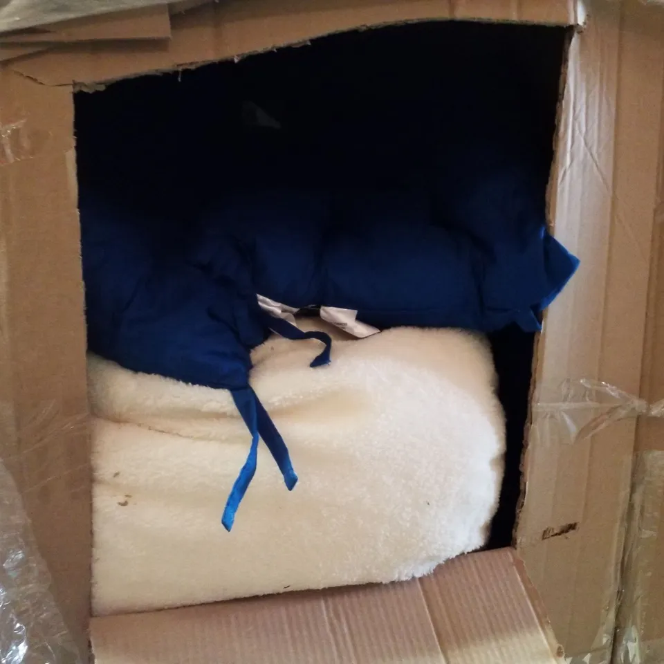 PALLET CONTAINING ASSORTED PILLOWS & CUSHIONS