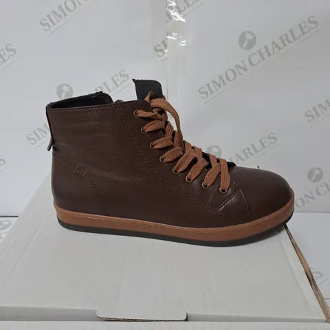 BOXED PAIR OF ADESSO YANKEE LEATHER SHOES // SIZE: 38 EU