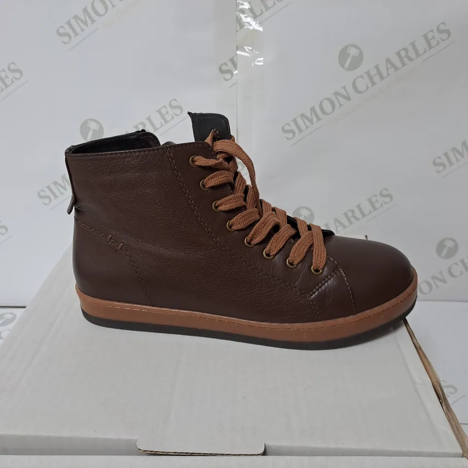 BOXED PAIR OF ADESSO YANKEE LEATHER SHOES // SIZE: 38 EU 