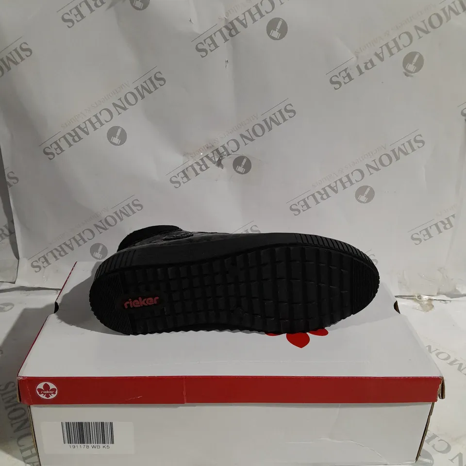 BOXED PAIR OF RIEKER FLEECE LINING BLACK PATENT/BRONZE SIDE ZIP TRAINER BOOTS IN BLACK UK SIZE 5