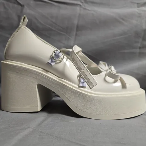 BOXED PAIR OF UNBRANDED GIRLS BLOCK HEEL SHOES IN CREAM SIZE EU 35