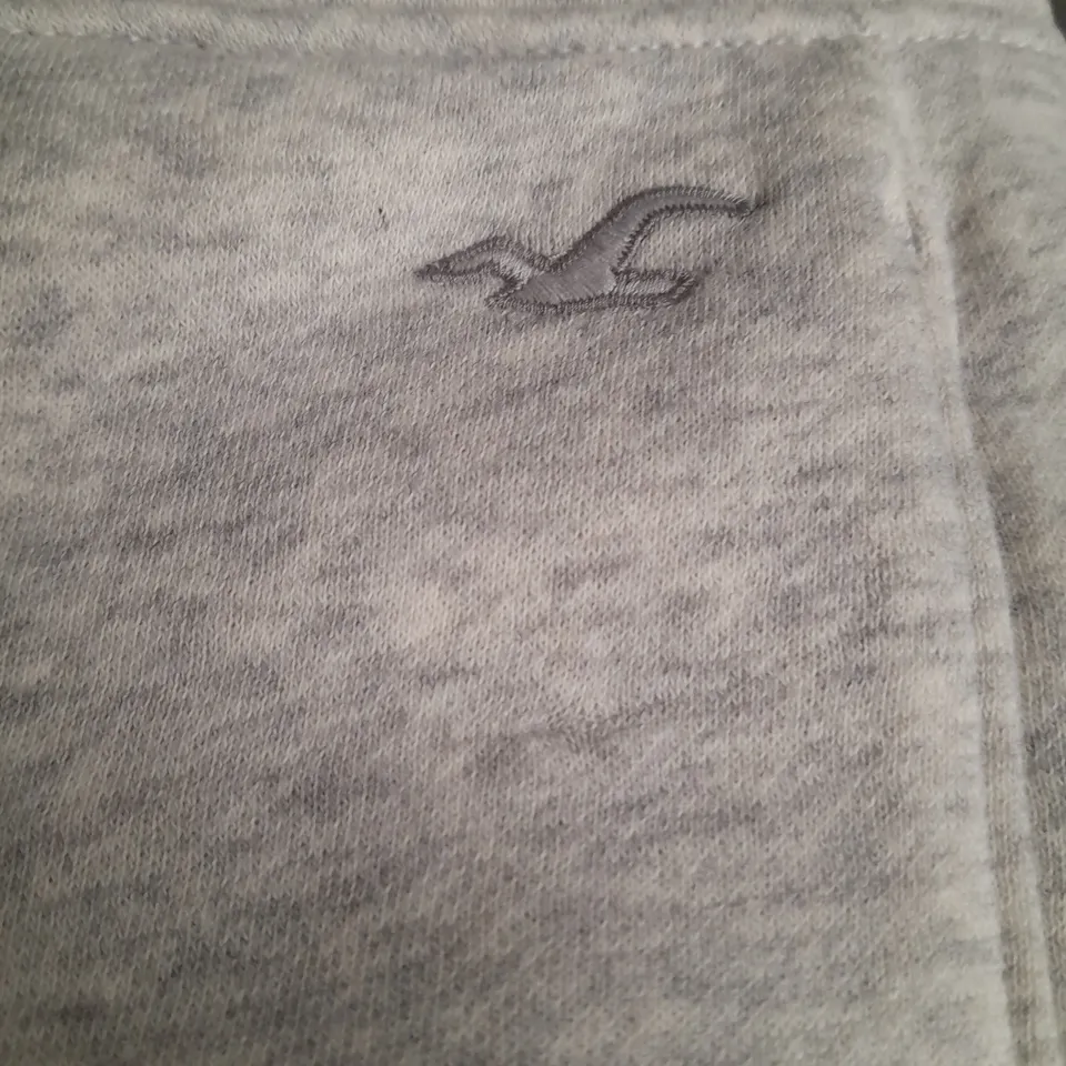 HOLLISTER JOGGERS IN WHITE - SMALL