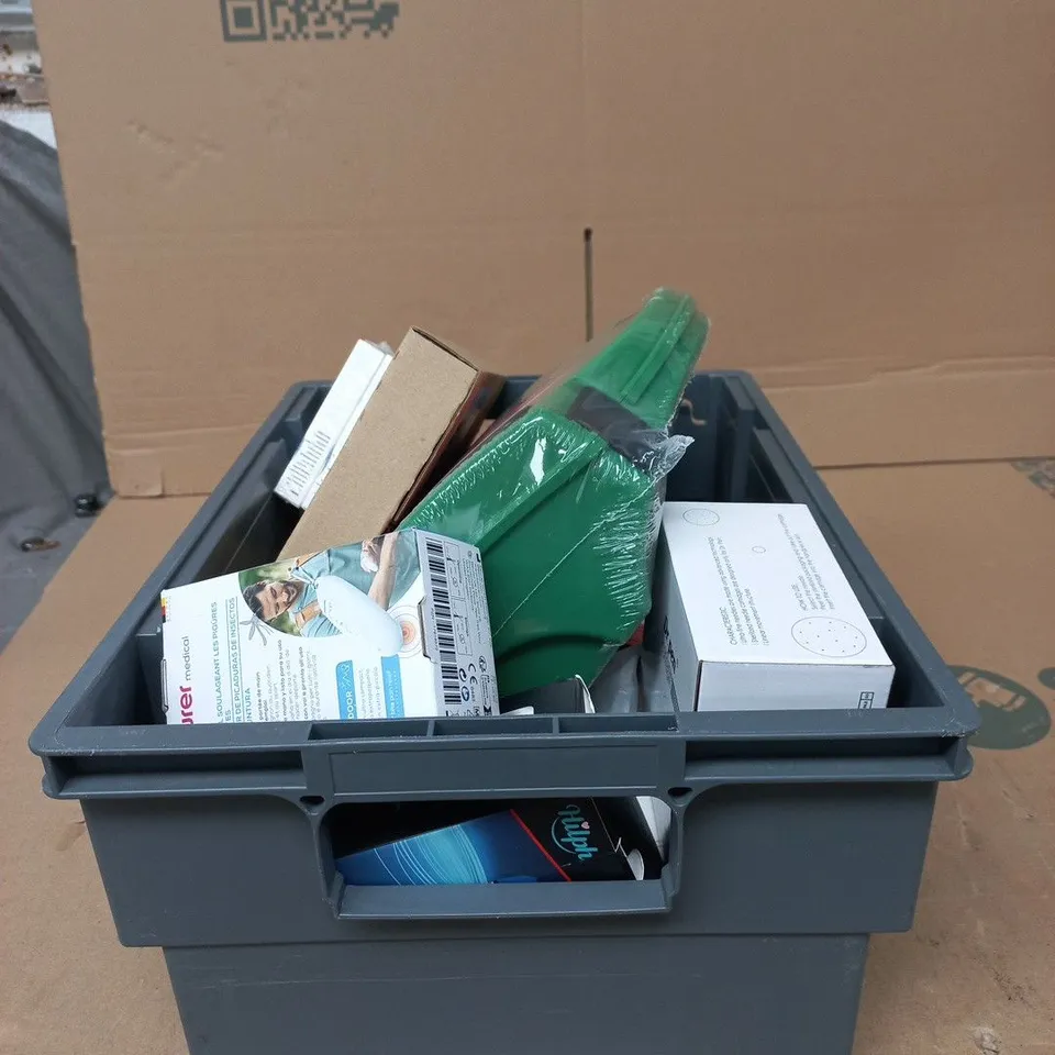 TOTE OF APPROXIMATELY 15 ASSORTED ITEMS TO INCLUDE EMERGENCY TRAUMA FIRST AID KIT, HOT AND COLD MIGRAINE RELIEF, INSECT BITE HEALER ETC