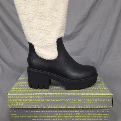PAIR OF KOI TEXEL SHEARLING SWITCH BOOTS IN BLACK SIZE UK 3