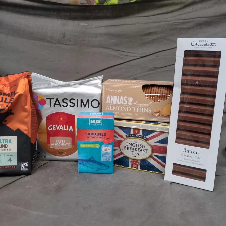 APPROXIMATELY 20 ASSORTED FOOD AND DRINK ITEMS TO INCLUDE TASSIMO COFFEE PODS, TINNED SARDINES AND ALMOND THINS ETC