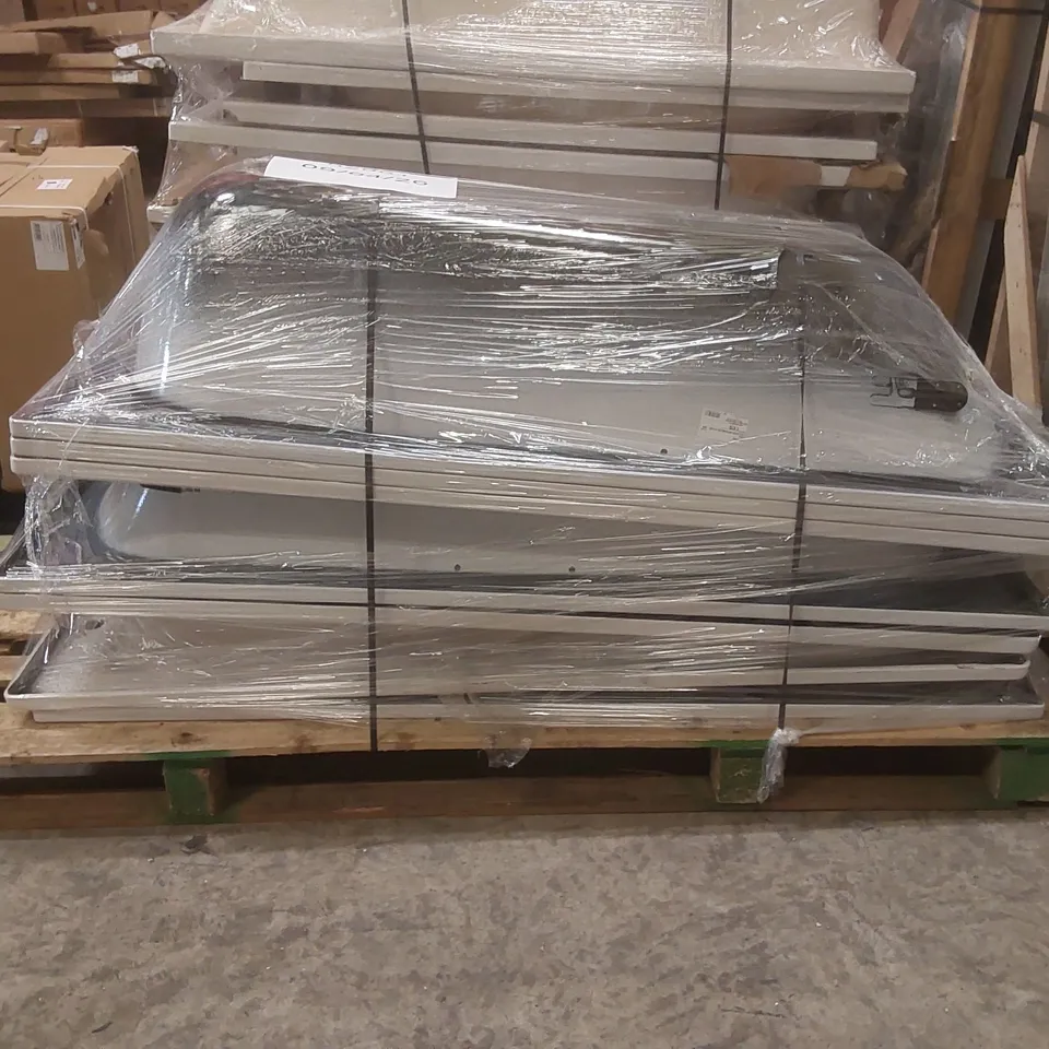 PALLET CONTAINING APPROXIMATELY 7x ROCA HEAVY STEEL MIXED SIZE BATH TUBS