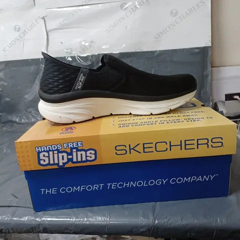 BOXED PAIR OF SKECHERS D'LUX WALKER SLIP-INS - black - SIZE 9 UK