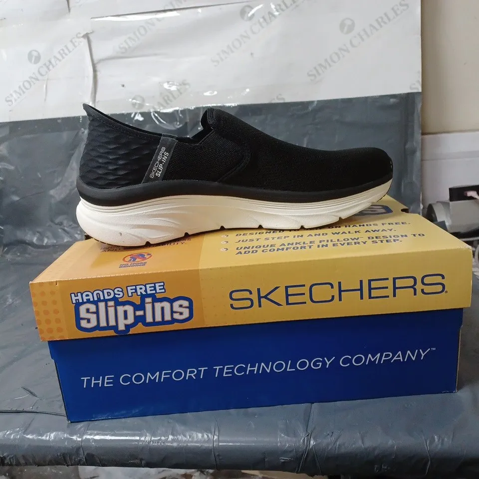 BOXED PAIR OF SKECHERS D'LUX WALKER SLIP-INS - black - SIZE 9 UK