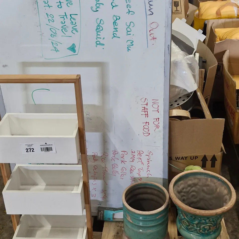 PALLET OF ASSORTED CATERING SUPPLIES AND RESTERAUNT DECOR ITEMS