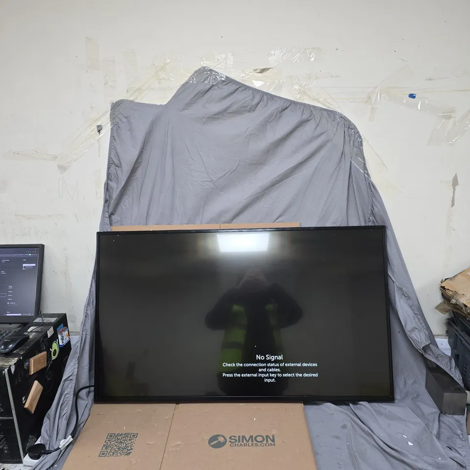 LG  PROFESSIONAL DISPLAY POWERS ON