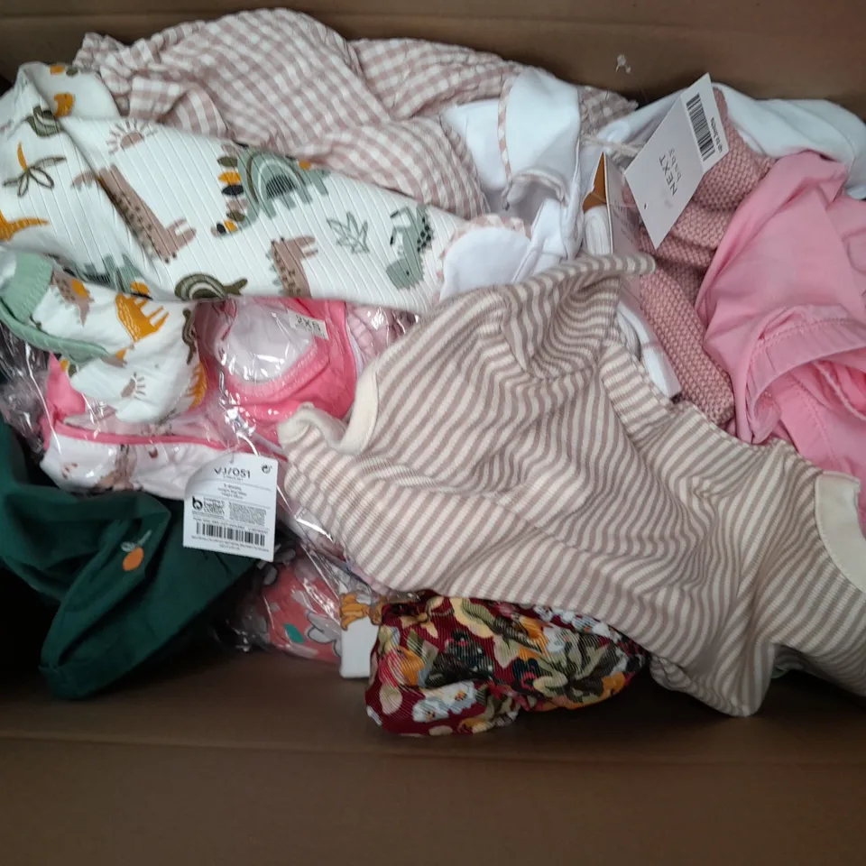 APPROXIMATELY 14 ASSORTED 0-5 YEARS CHILDRENS CLOTHING ITEMS TO INCLUDE - T-SHIRT , ONESEI , JUMPER 