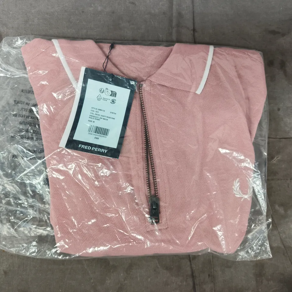 BAGGED FRED PERRY ZIP NECK POLO SHIRT IN DUSTY PINK SIZE MEDIUM