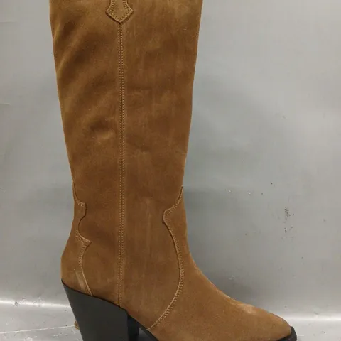 BOXED PAIR OF OFF THE HOOK KNEE-HIGH WESTERN BOOTS IN COGNAC SIZE UK 8