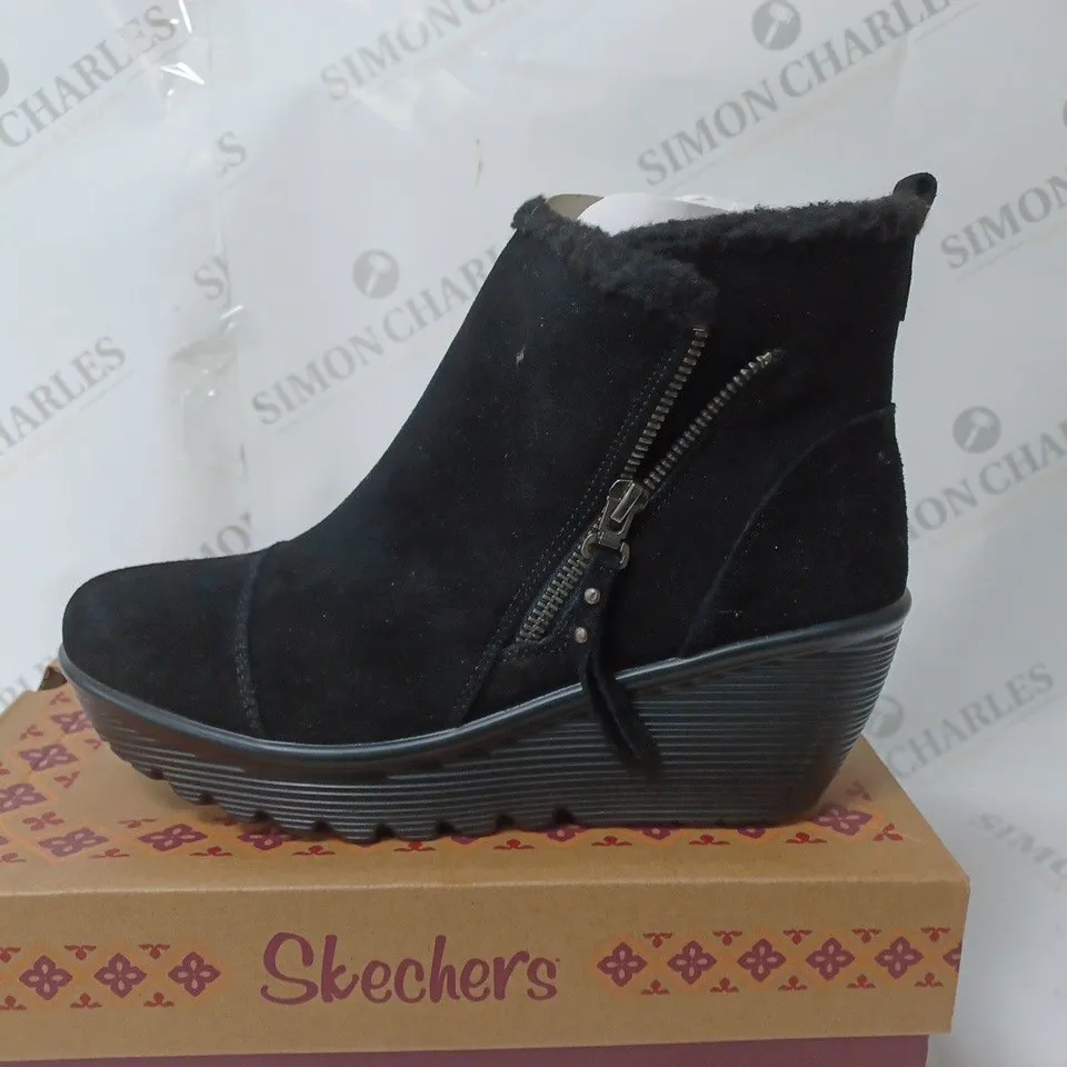 BOXED PAIR OF SKECHERS PARALLEL OFF HOURS SIDE ZIP BOOT BLACK SIZE 5.5
