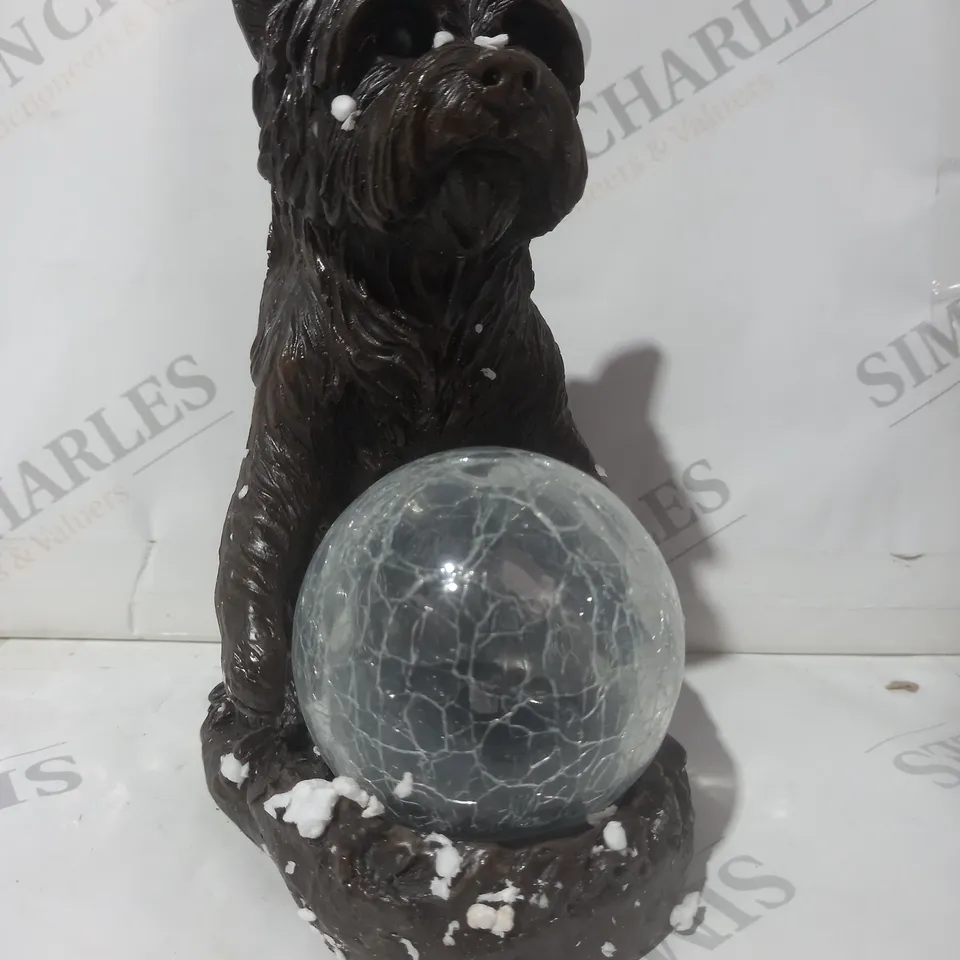 BOXED INNOVATORS DOG WITH ORB GARDEN DECORATION