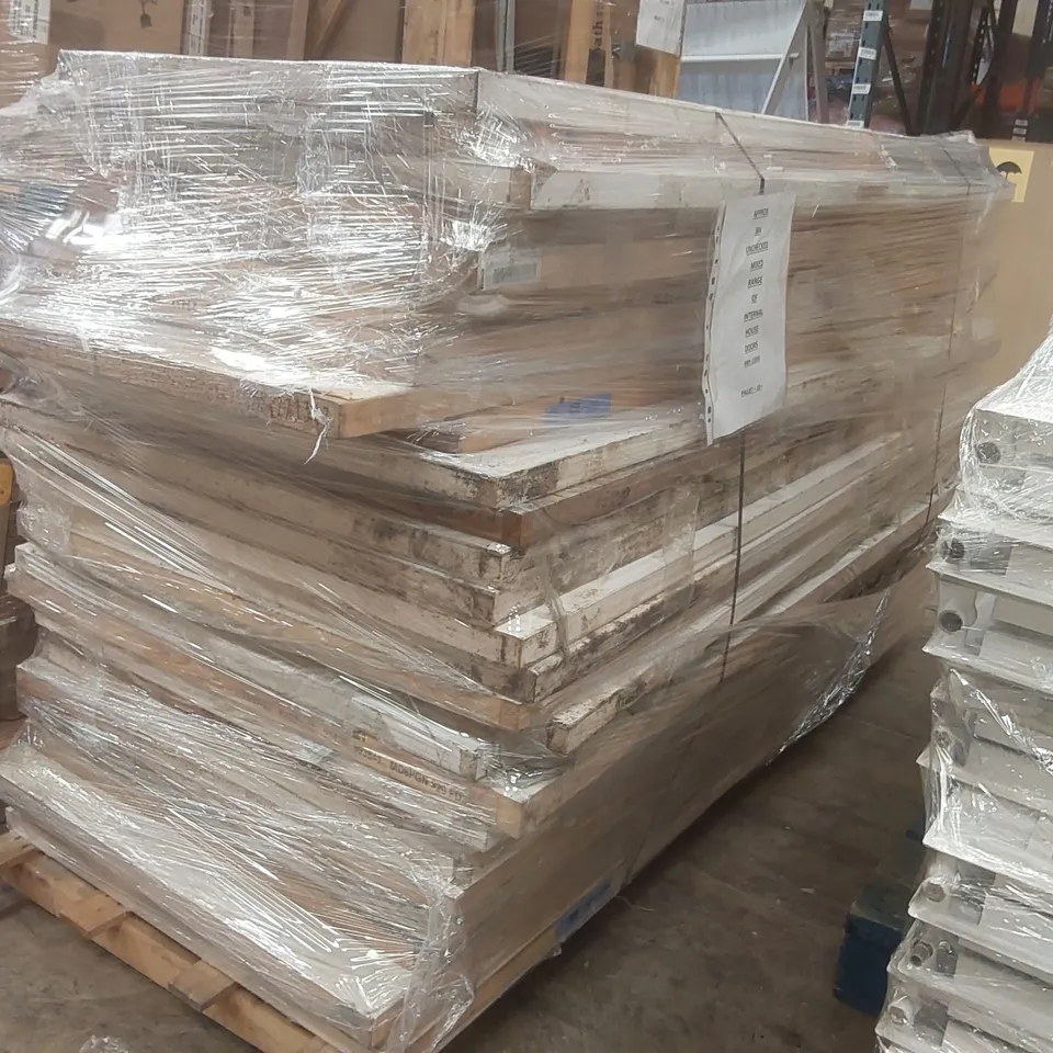 PALLET CONTAINING APPROXIMATELY 30x INTERNAL HOUSE DOORS