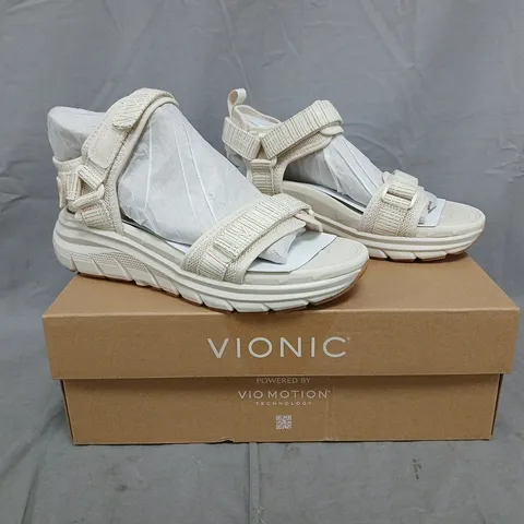 BOXED PAIR OF VIONIC WALK MAX SANDALS IN CREAM SIZE 4