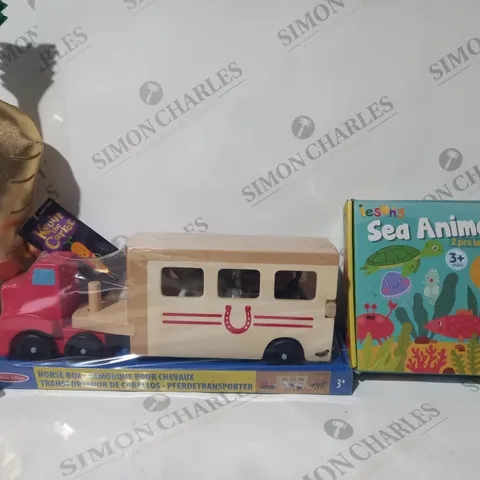 BOX OF APPROXIMATELY 20 ASSORTED TOYS AND GAMES TO INCLUDE 2 PCS SEA ANIMALS LACING TOYS, MELISSA & DOUG HORSE BOX, KEVIN THE CARROT PLUSH, ETC