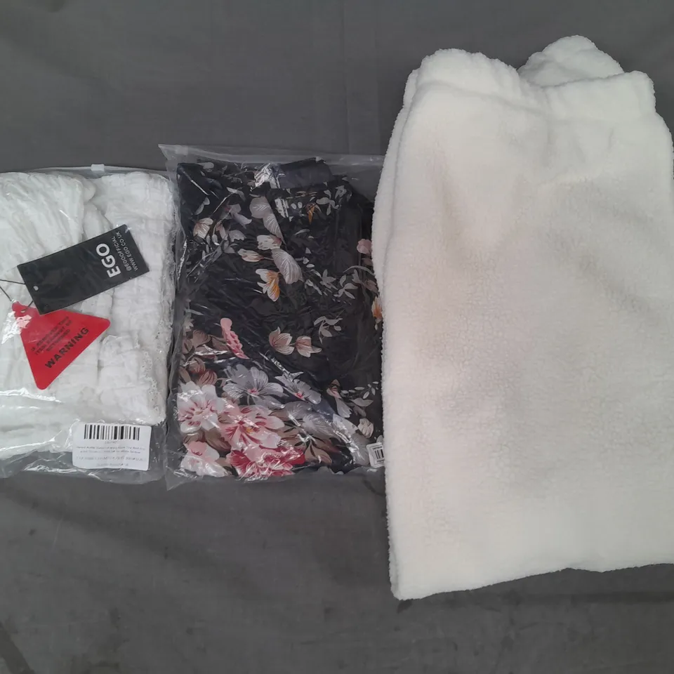BOX OF APPROXIMATELY 20 ASSORTED CLOTHING AND FASHION ITEMS IN VARIOUS STYLES, SIZES, AND COLOURS