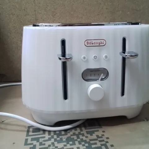 BOXED DELONGHI BALLERINA 4 SLICE TOASTER WHITE CTD4003.W