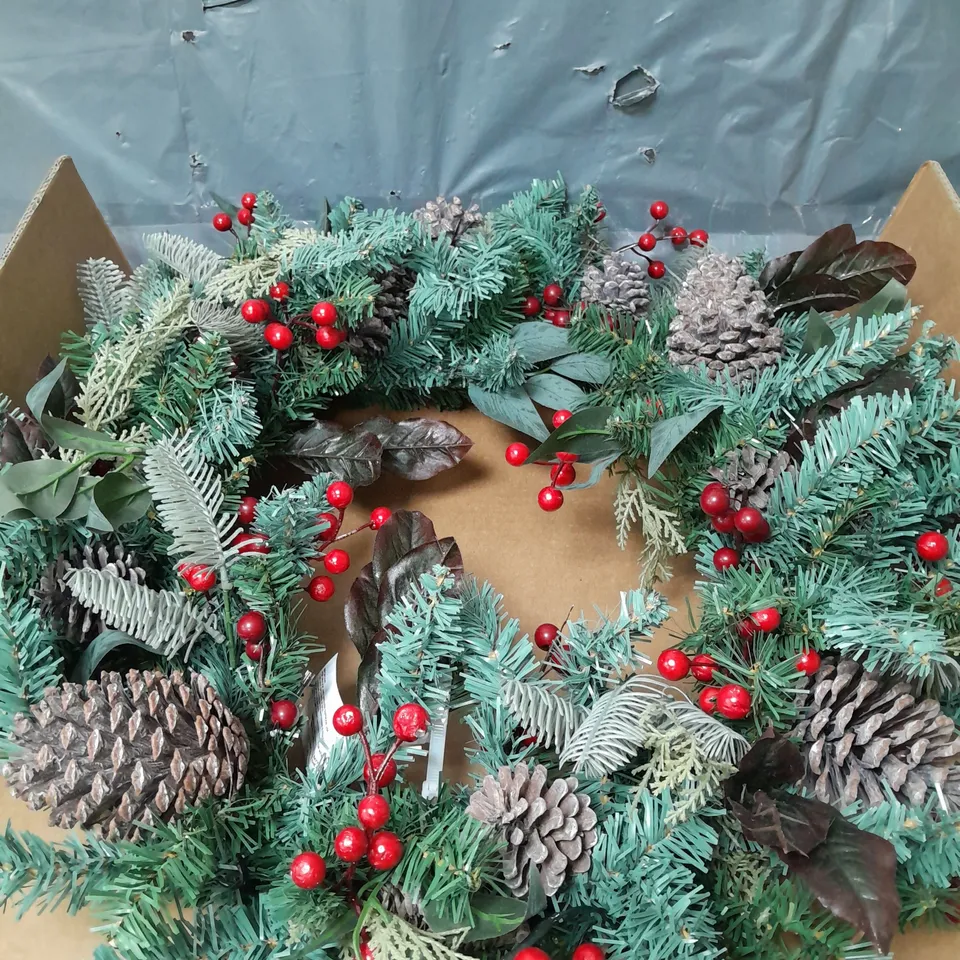 DESIGNER PRE-LIT RED BERRY CHRISTMAS WREATH - 80 CM RRP £44.99