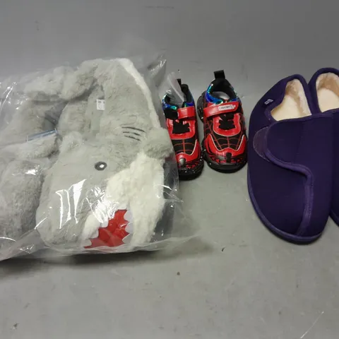 APPROXIMATELY 8 ASSORTED PAIRS OF SHOES AND FOOTWEAR ITEMS IN VARIOUS STYLES AND SIZES TO INCLUDE SHARK SLIPPERS, SPIDERMAN KIDS SHOES, SLIPPERS, ETC