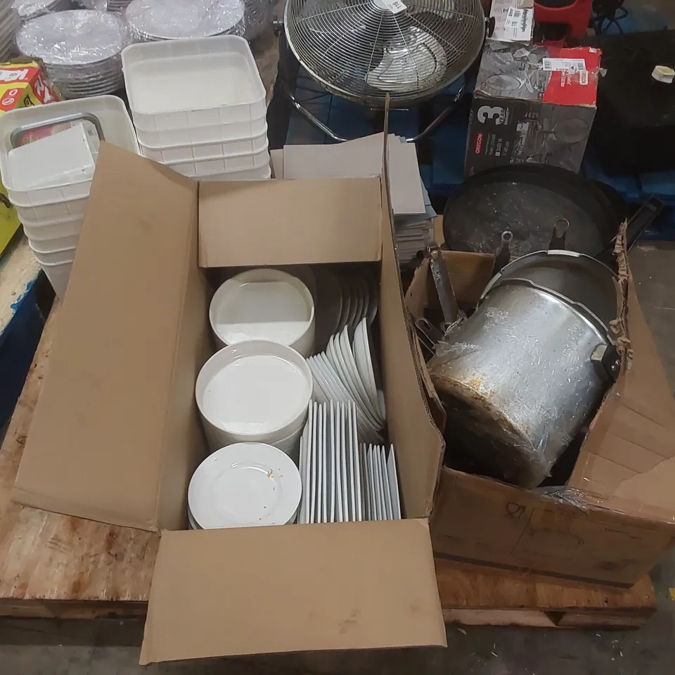 PALLET CONTAINING A LARGE QUANTITY OF ASSORTED RESTAURANT ITEMS INCLUDING POTS AND PANS, DINNERWARE, CONTAINERS ECT