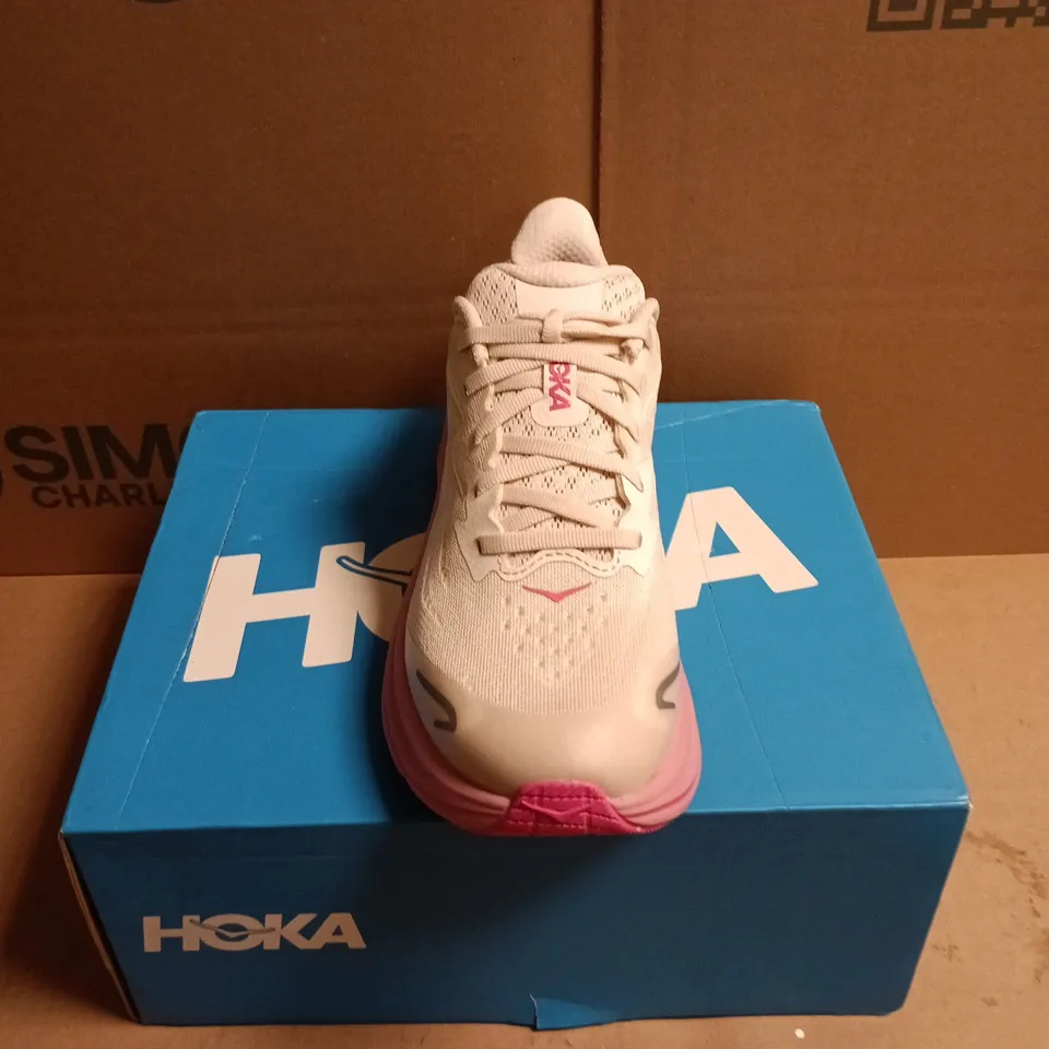 BOXED PAIR OF HOKA CLIFTON 10 RUNNING TRAINERS - 3