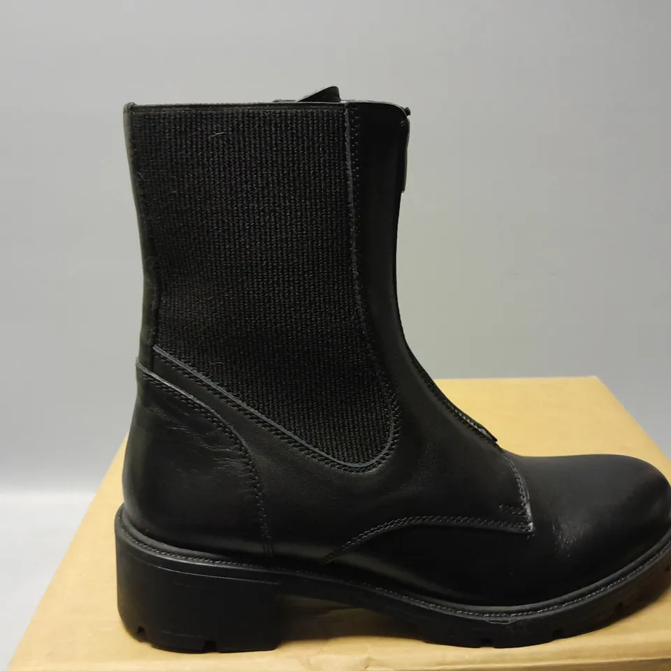 ADESSO ELODIE ZIP BOOTS IN BLACK - SIZE 39
